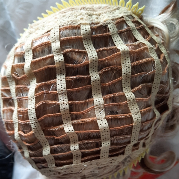 Short Blond Curly Wig - Picture 4 of 4